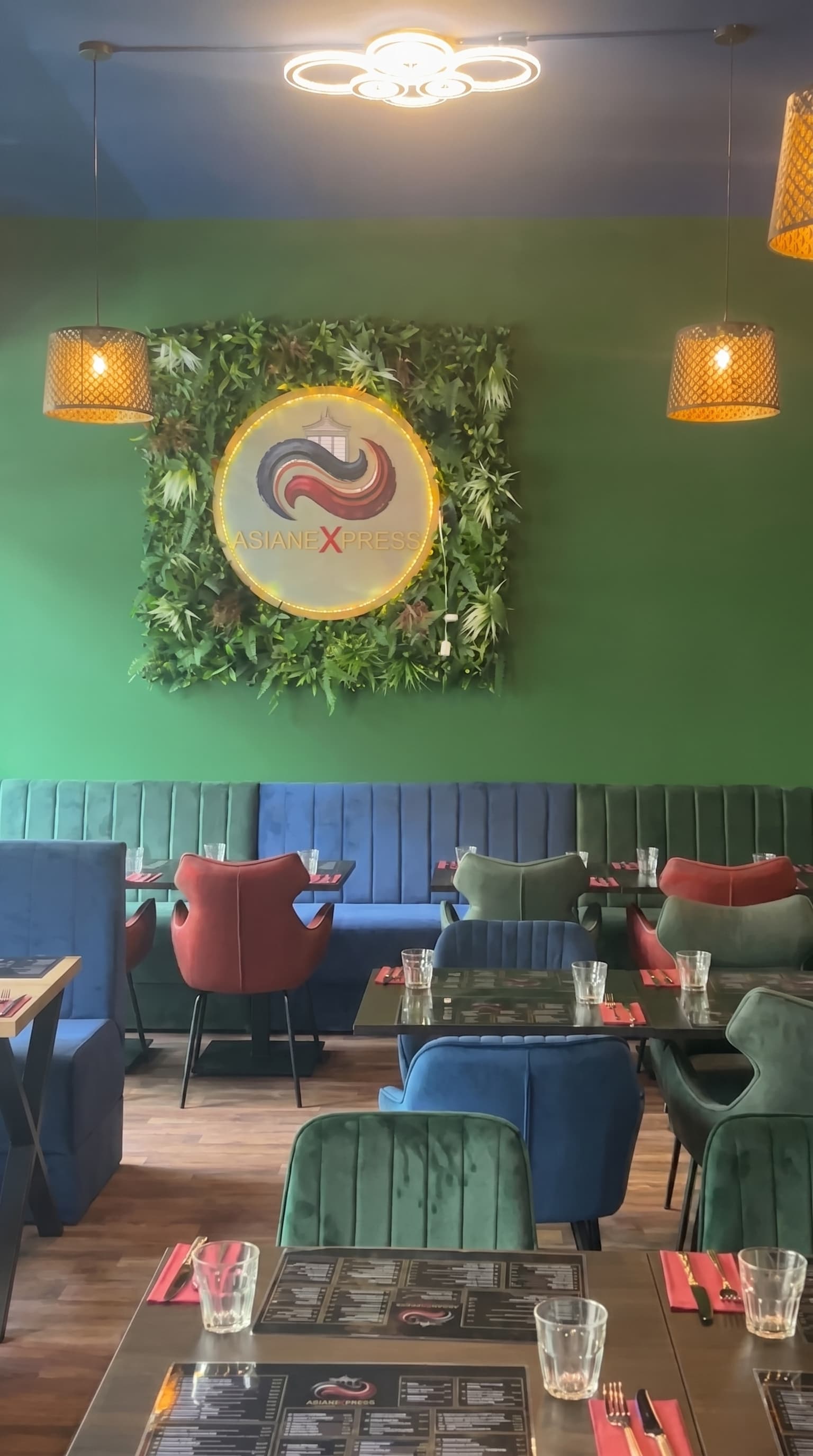 Elegantes Restaurant-Interieur bei Asian Express